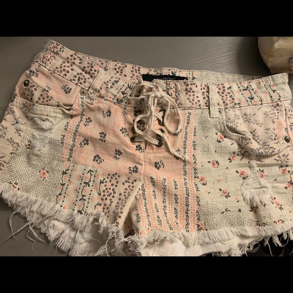 Billabong patterned jean shorts,